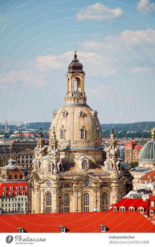 Wahrzeichen Dresden Frauenkirche in der sächsischen Landeshauptstadt, Deutschland aufrecht Dach rot Sachsen Kirche Gebäude Europa blau Licht Architektur Östlich