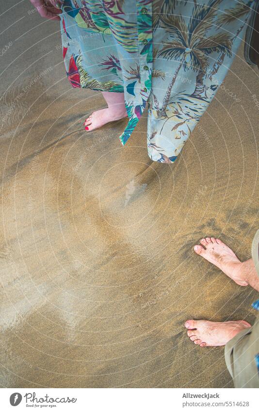 zwei Beinpaare mit nackten Füßen im Wasser bei einem Strandspaziergang Portrait Porträt Urlaub Urlaubsstimmung Urlaubsfoto Urlaubsort reisen Reise