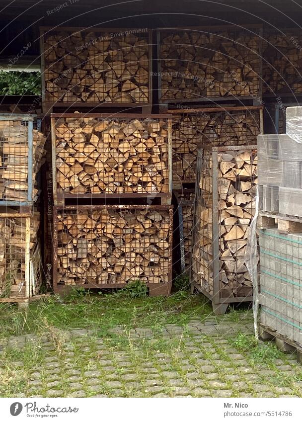 Holzlager Forstwirtschaft gestapelt gehackt braun Haufen ländlich Nutzholz Brennholz Holzstapel Stapel Totholz Holzvorrat heizen Strukturen & Formen Holzernte