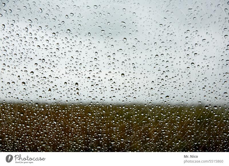 schlechte sicht Wassertropfen Autofenster schlechtes Wetter Tropfen Oberfläche Regen Herbst nass Regentropfen Fenster Ausblick Aggregatzustand Fensterscheibe