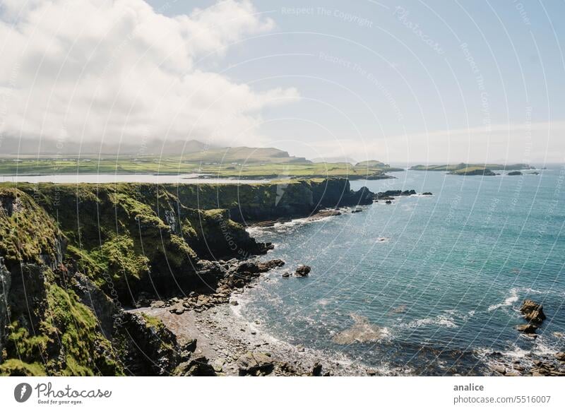 Irland Landschaft mit Klippen und Meer Republik Irland See Fluss Wasser Steilküste Strand Blauer Himmel Natur reisen Küste Außenaufnahme