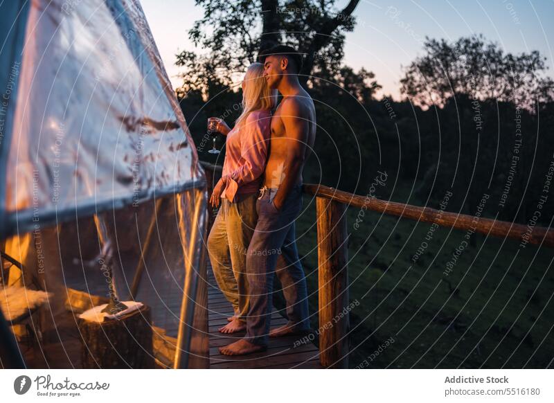 Ehepaar verbringt Zeit auf der Terrasse Mann Frau Paar Zusammensein Abend Reling genießen Veranda hölzern Sonnenuntergang Sommer Partnerschaft Windstille Liebe