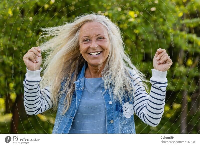 Glückliche Frau Kaukasier Ruhestand eine heiter schauende Kamera Stehen Lachen zufrieden Bestseller Ausdruck Rentnerin Emotion Erwachsener genießen schön