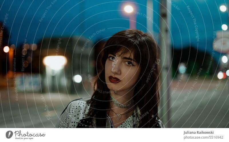 Junge Frau in der Stadt bei Nacht Straßenbeleuchtung nachtspaziergang trendy Blick streetstyle Street Photography urban nächtlich Lippenstift Gesicht