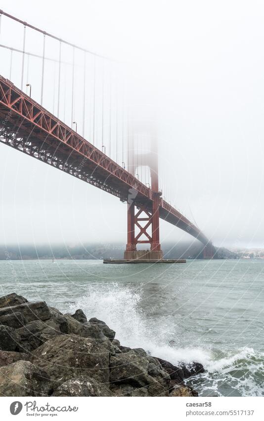 Golden Gate Bridge im Nebel von Fort Poin, San Francisco aus gesehen Brücke winken Ufer prunkvoll weiß Unwetter Wind Symbol Küste Goldenes Tor rot Windstille