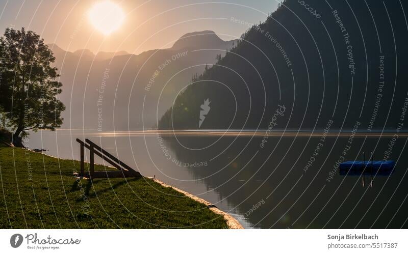 Ganz früh morgens am Grundlsee Österreich Frühmorgens Morgenstimmung Sonnenaufgang Ruhe Stille Natur ruhig Landschaft Außenaufnahme Menschenleer Idylle Umwelt