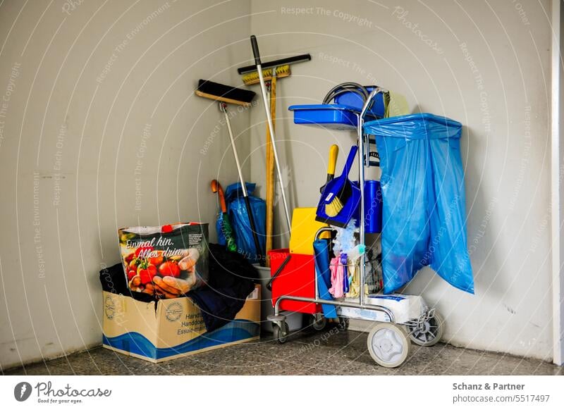 Reinigungswagen mit Putzsachen, Basen und Mülltüte steht in der Ecke an der Wand Reinigungskraft sauber machen wischen putzen Fachkräfte Sauberkeit Reinigen