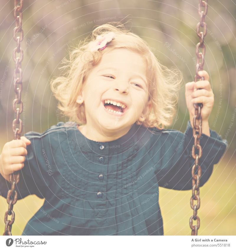 making fun things happen Mensch feminin Kind Mädchen Kindheit Leben 1 3-8 Jahre lachen Freude Freundlichkeit schaukeln Spielplatz schön niedlich Gelassenheit