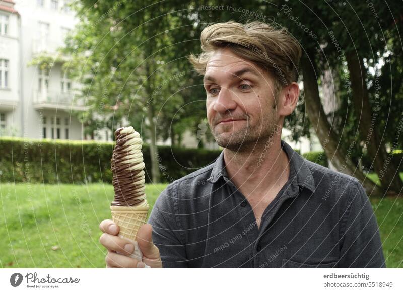 BegEIStert - Mann blickt voll Vorfreude auf sein riesiges Eis Süßwaren Sommer Sommerurlaub Freude Lächeln appetitlich Außenaufnahme Waffel Portion Leckerei