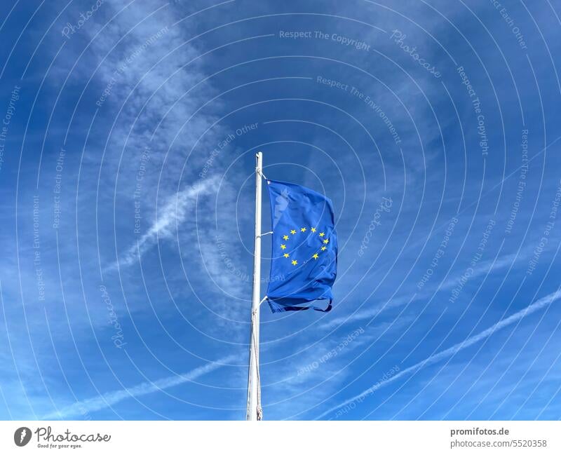 Die Europafahne weht im Wind. / Foto: Alexander Hauk Fahne Stoff blau sterne himmel wolken Fahnenmast Europawahl Politik wirtschaft gesellschaft freizeit