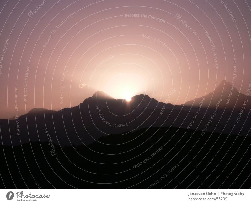 sonnenaufgang Sonnenaufgang Berge u. Gebirge Sonnenstrahlen Morgen ruhig Schweiz Lichtspiel Himmelskörper & Weltall Beleuchtung Morgendämmerung