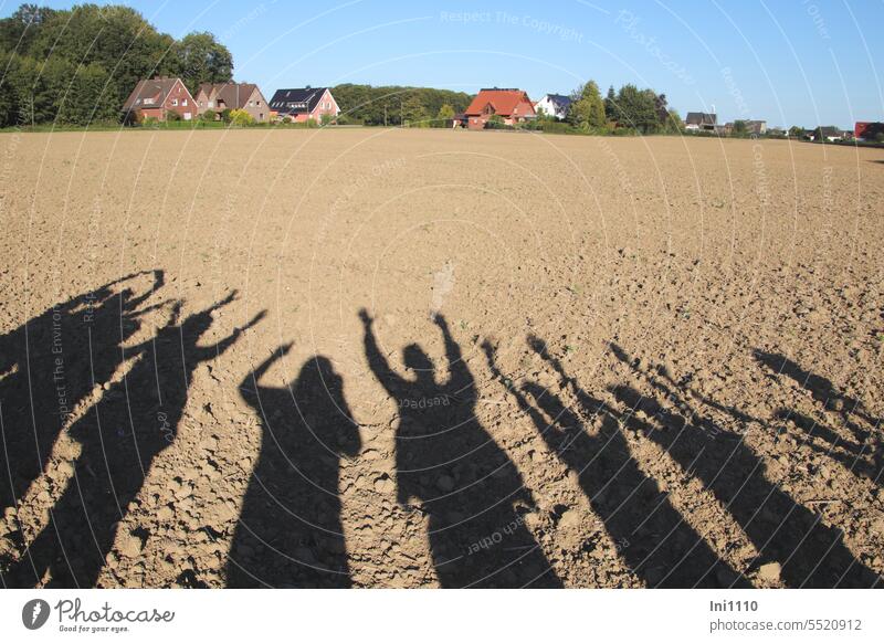 Schattentheater Landschaft Randerscheinung Schattenwurf Menschengruppe Verbundenheit lange Schatten Silhouetten Umrisse Körper Arme Hände Schattenspiel