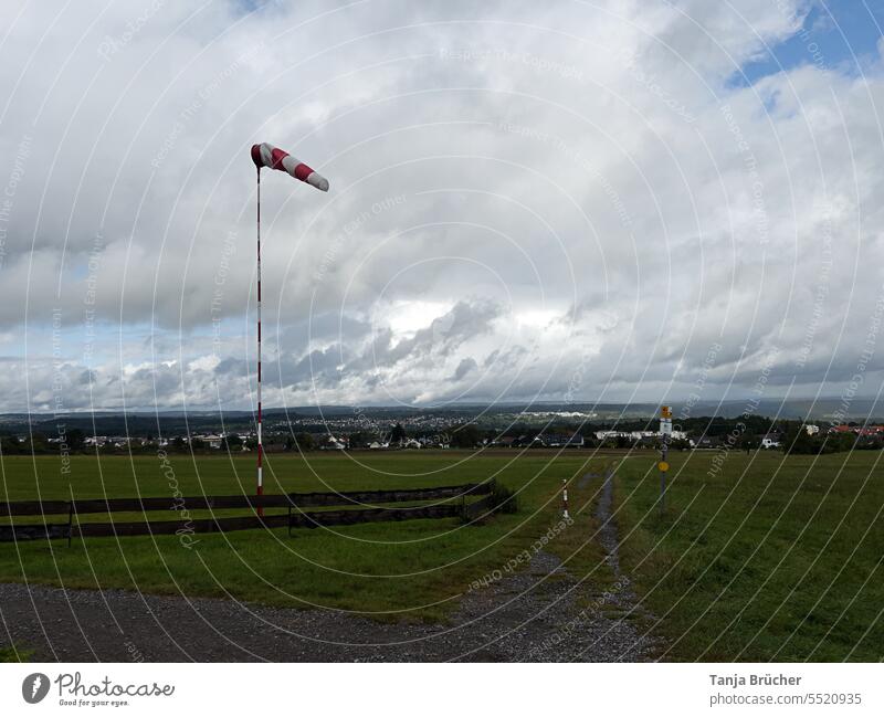 Aufgeblähter Windsack bei bewölktem Himmel Windbeutel Windsocken Windhose Meteorologisches Messgerät Windstärke windig Windrichtung schwacher Wind starker Wind