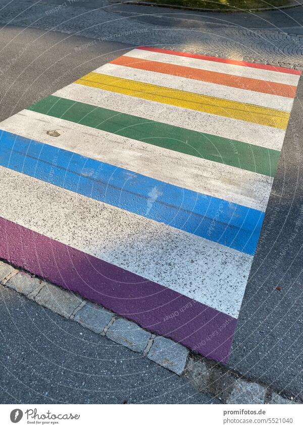 Zebrastreifen mit Regenbogenfarben. / Foto: Alexander Hauk Farbstreifen Bunt Farbe weiß übergang überweg Straße Verkehr menschenleer regenbogenfarben