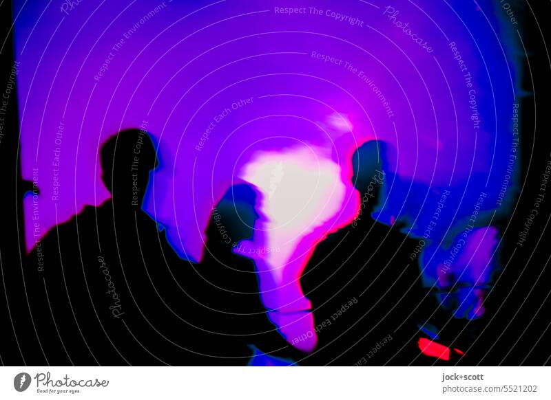 Nachtleben im 4/4 Takt herzförmig Techno Club Tanzen Musik Rave nachtaktiv Lightshow Gegenlicht ausgehen Jugendkultur clubbing Silhouette Hintergrund neutral