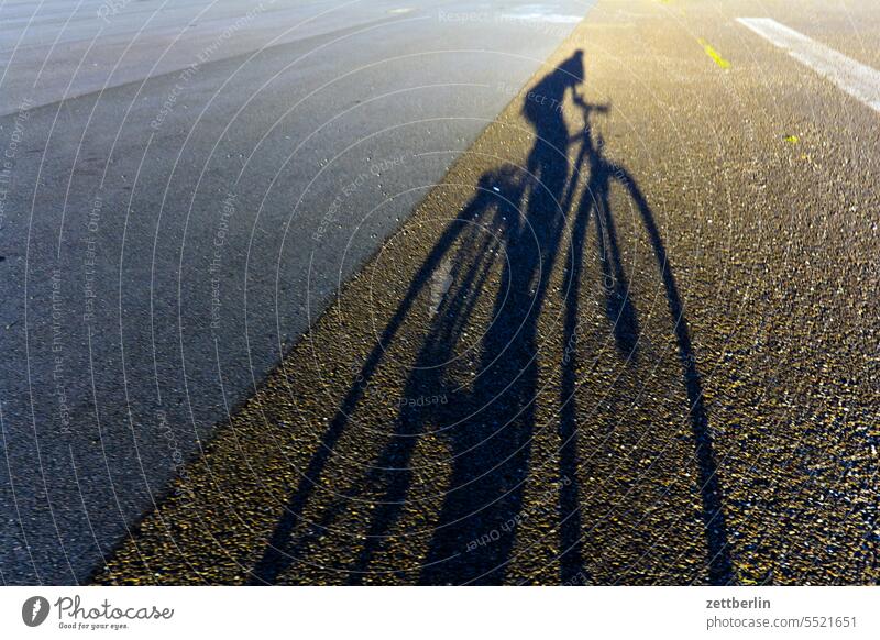 Schatten (Fahrrad) abend berlin dämmerung fahrrad feierabend ferne flugbahn flughafen flugplatz freiheit frühling himmel horizont licht menschenleer rollbahn