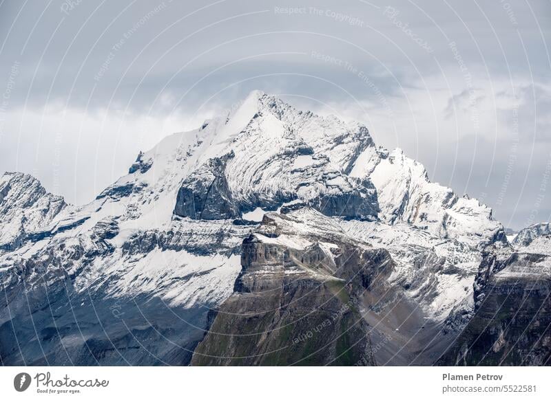 Ein schneebedeckter Berg unter einem bewölkten Himmel. Das Doldenhorn 3638 m. ist ein hoher Berg der Berner Alpen in der Schweiz. Hintergrund Sommer reisen