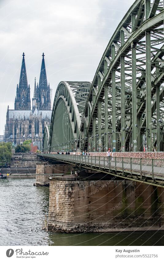 Hohenzollernbrücke mit Kölner Dom Deutschland Wahrzeichen Sehenswürdigkeit Brücke Stadt Außenaufnahme Farbfoto Rhein Tourismus Altstadt Kathedrale
