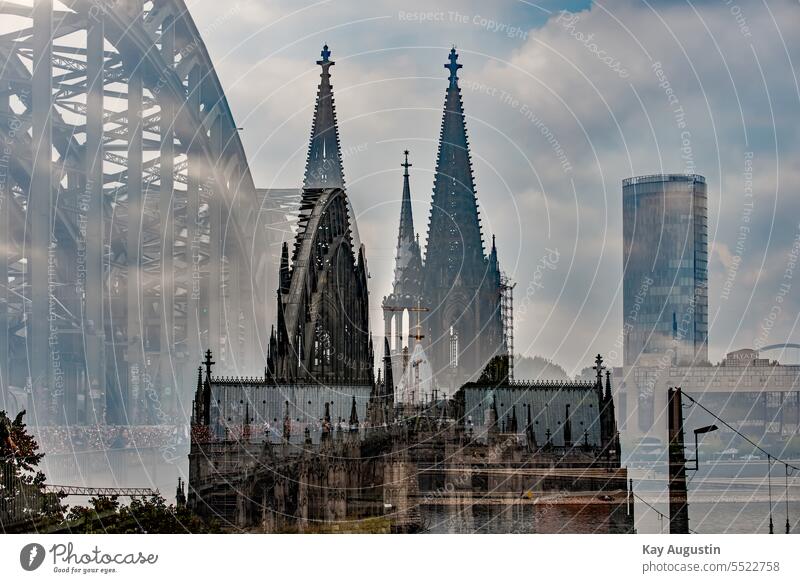 Groß Stadt Köln SW Köln Rheinboulevard Kölner Dom Hohenzollernbrücke Links und Rechtsrheinisches Köln Cologne Rheintreppen Kirchen Brücken Rheinbrücke Hochhaus