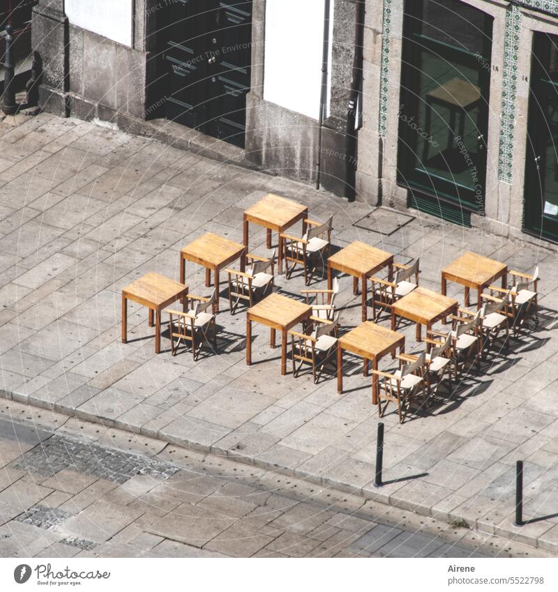 Viel Platz an der Sonne Restaurant sonnig Sommer leer Tische Stühle heiß Hitze ohne Schatten menschenleer Straße sitzen freie Platzwahl Gastronomie