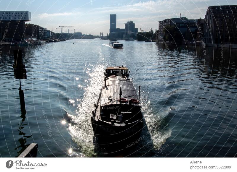 Wenn mal wieder Stau ist auf der A9 Fluss Schifffahrt Schönes Wetter Panorama (Aussicht) Flussfahrt Flussreise Freiheit Stadt Wasserfahrzeug Gegenlicht glitzern