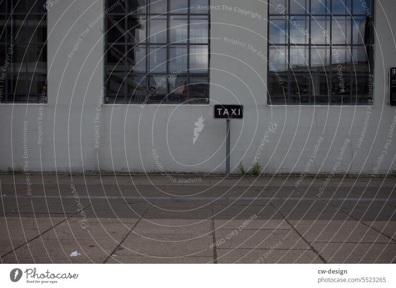 Taxi-Parkplatz in Aarhus grau Fenster Spiegelung