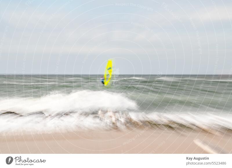 Zoomeffekt am Strand Nordsee Küste Segelsport Steinbuhne Surfer Nordseestrand Experment Zomen Fotografie Surfsegel Verschwommen Nordsee Strand Brennweite
