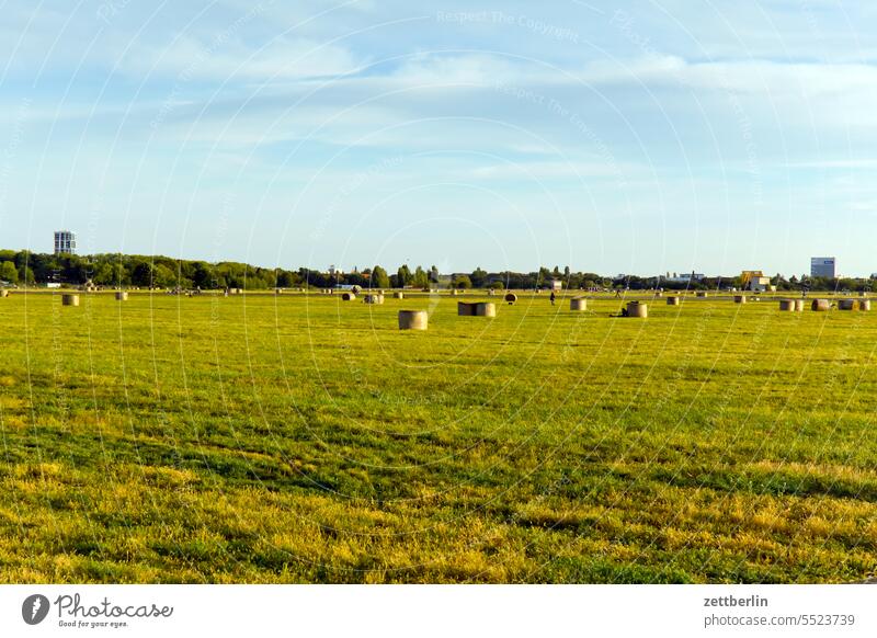 Horizont, Tempelhofer Feld, Strohballen abend berlin dämmerung feierabend ferne flugbahn flughafen flugplatz freiheit frühling himmel horizont menschenleer