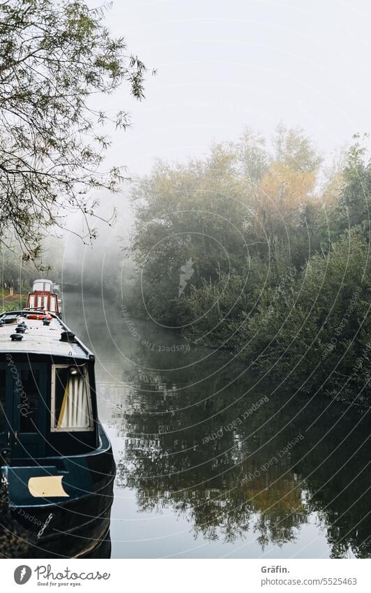 Sommer auf dem Oxford Kanal Narrowboat Boating Morgennebel Nebel Boot Boot fahren Oxford Canal Großbritannien Natur Wasser Wasserstraße Wasserwege Kanalverlauf