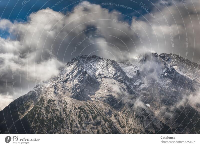 Neuschnee auf dem Gipfel, Wolken am Himmel. Schönes Wetter Menschenleer Natur Tag Felsen Umwelt Schneebedeckte Gipfel Berge Gebirge Landschaft Alpen