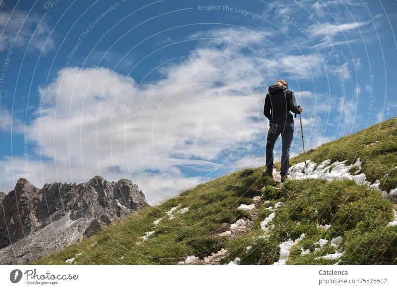 Eine Wanderin in den Alpen Tourismus Ferien & Urlaub & Reisen Berge u. Gebirge wandern Wanderer Pfad Wolken Landschaft Gipfel Himmel Felsen Umwelt Tag Natur