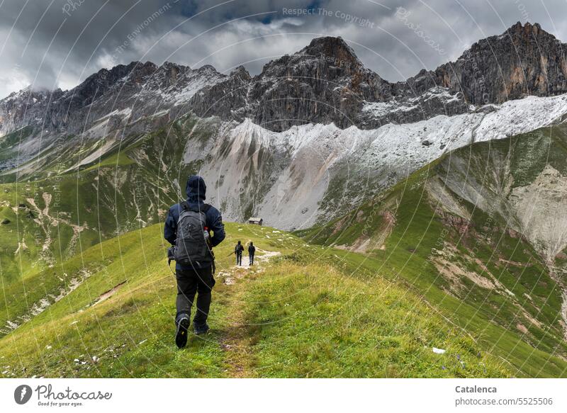 Wandern in den Alpen Tourismus Ferien & Urlaub & Reisen Berge u. Gebirge wandern Wanderer Pfad Wolken Landschaft Gipfel Himmel Felsen Umwelt Tag Natur