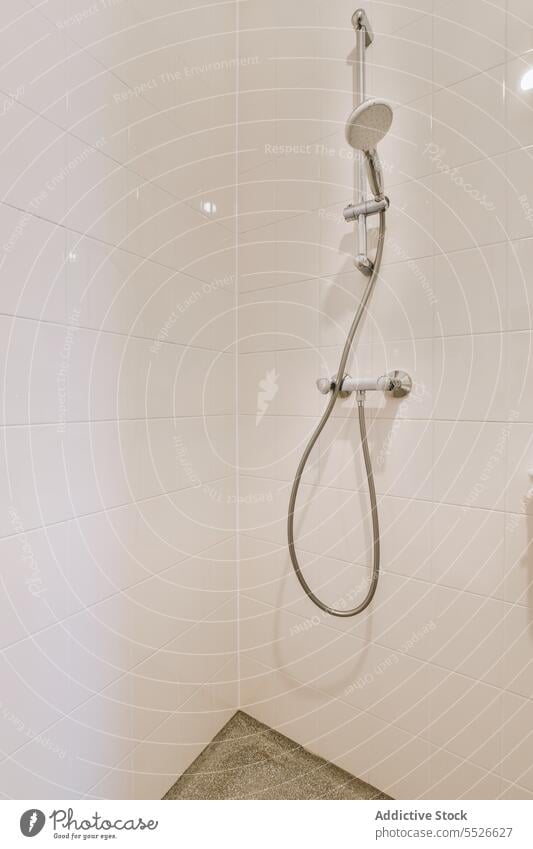 Duschkopf an der weiß gefliesten Wand im Badezimmer Dusche Kabine erhängen rostfrei Stahl Fliesen u. Kacheln modern Fehlen glänzend leer Röhren Appartement