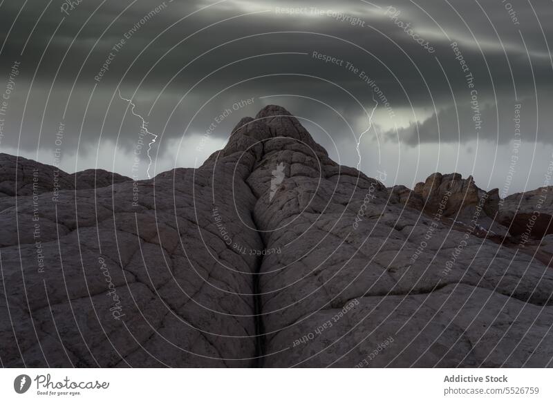Wunderschöne Kulisse der Schlucht an einem stürmischen Tag mit Blitzen Berge u. Gebirge Stein Unwetter Landschaft national Park wüst bedeckt rau Utah USA