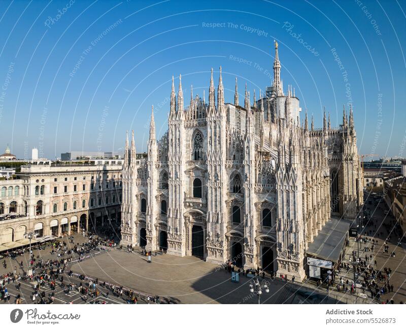 Stadt mit berühmter alter Kathedrale im Sonnenschein Stadtbild Basilika katholisch Wahrzeichen Sightseeing Mailand Tourismus Großstadt reisen historisch Italien