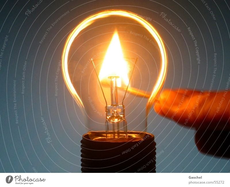 Stromausfall Energiewirtschaft Energiekrise Beleuchtung Energiesparlampe dunkel heiß hell Glühbirne Streichholz Brand Feuer Licht Lampe Energie sparen