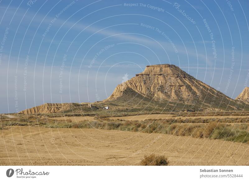Cabezo de Sanchicorrota oder karrera orteera in der Wüstenlandschaft der trockenen Hochebene der Bardenas Reales, Arguedas, Navarra, Spanien Natur Landschaft