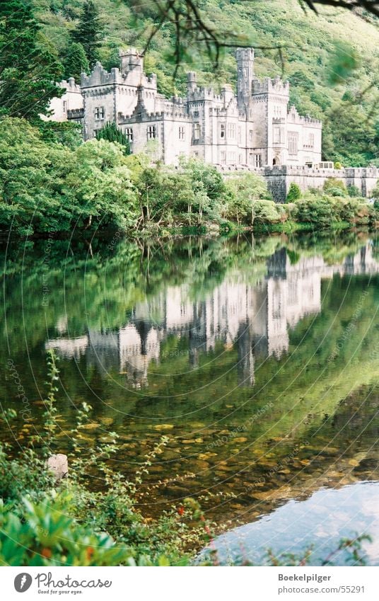 Kylemore Abbey in Irland Reflexion & Spiegelung grün Connemara See Tourismus Republik Irland Burg oder Schloss Wasser Natur Ausflug