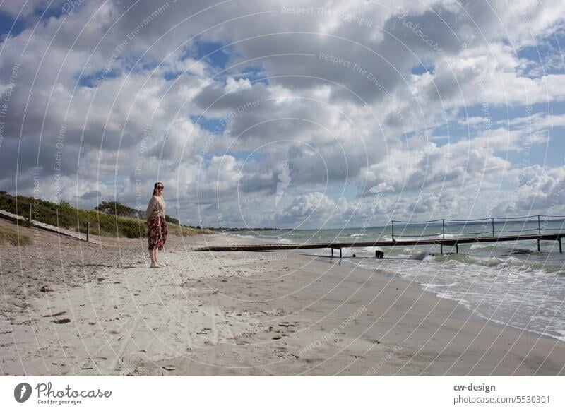 Steg mit Person in Dänemark Frau Strand Sommer blau