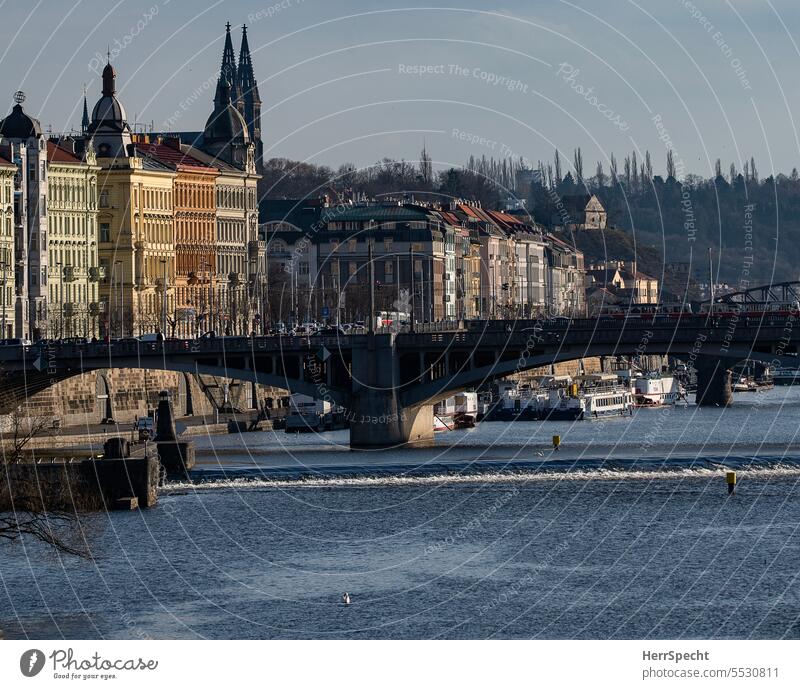 Prag mit Moldauuferstraße und Brücke Fluss Europa Tschechien Stadt Ferien & Urlaub & Reisen Außenaufnahme Altstadt Tourismus Schiffe urban Städtereise