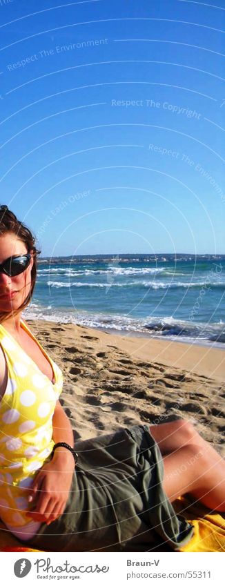 mädchen am strand Strand Meer Wellen Sonnenbrille gelb Wasser Sand Himmel blau Punkt Fleck