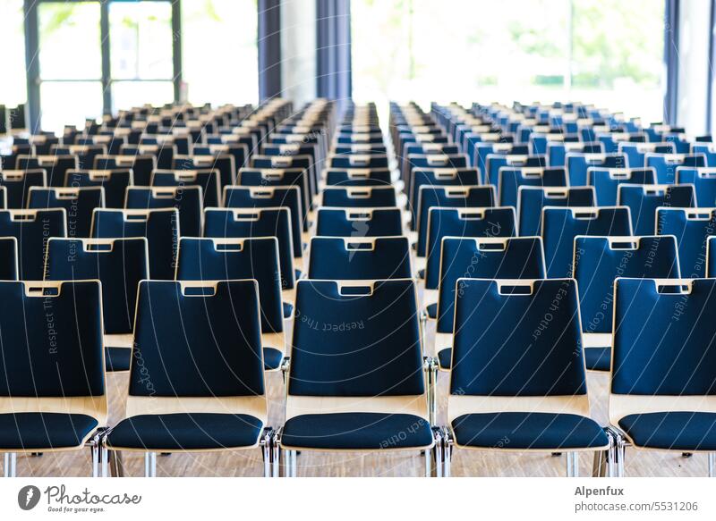 Parallelwelt | unbewohnt Stuhlreihe leer Sitzgelegenheit Bestuhlung Stühle Menschenleer Veranstaltung Platz frei Reihe Sitzreihe Strukturen & Formen sitzen