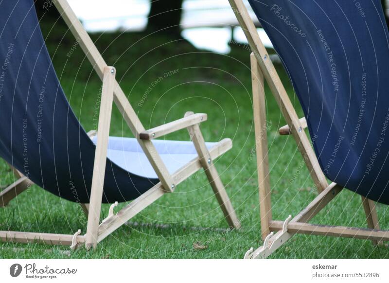 Liegestühle Liegestuhl blau zwei 2 Rasen Wiese Park faulenzen Pause chillen Entspannung Erholung ausruhen Urlaub Kur Regeneration liegen regenerieren