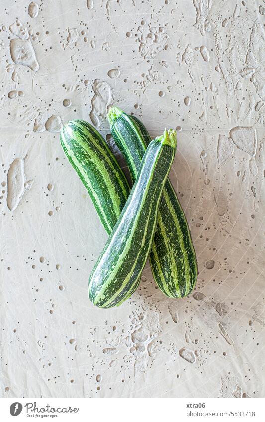 Zucchini auf Beton Zucchinis Gemüse Grünes Gemüse gesundes essen Lebensmittel Essen Foodfotografie