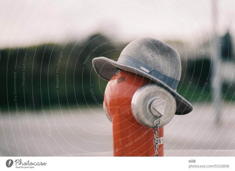 sprichwörtlich | ein alter Hut Sprichwort Kleidung Kopfbedeckung Hydrant zurückgelassen Outfit Stil Kleidungsstück Mode Accessoire Filzhut Bayern Tracht