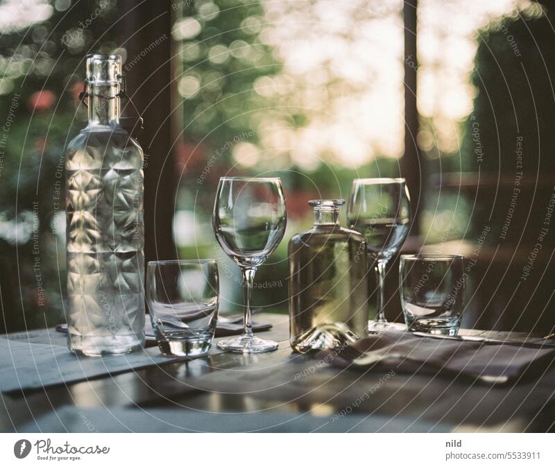 Begrüßungsrituale – erst mal ein Getränk auf der Terasse Weißwein Weinglas Wasser trinken terasse Abendessen Abendessen im Restaurant Dinner Dinnerparty