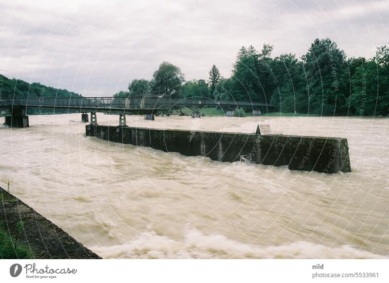 Hochwasser – Isar – München Überschwemmung Fluss Klimawandel Unwetter Katastrophe Zerstörung Wasser Umwelt Wetter Flutkatastrophe nass Außenaufnahme
