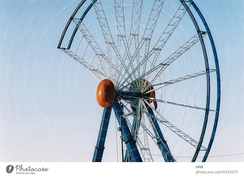 Oktoberfest München – Aufbau Riesenrad Jahrmarkt Fahrgeschäfte Vergnügungspark Feste & Feiern hoch Attraktion aufbauen Vorbereitung Konstruktion statik Stahl