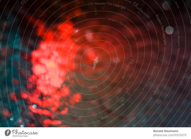 Vergrößerte Aufnahme vom Rücklicht eines PKW rot Licht blaugrün surreal Surrealismus scheinend abstrakt Reflexion & Spiegelung verschwommen Hintergrund