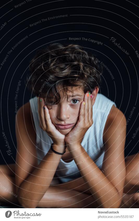 Porträt eines traurig dreinblickenden Jungen, vertikales Foto jung 10 Jahre alt lässig verärgert deprimiert psychische Gesundheit mental Kaukasier Kind männlich